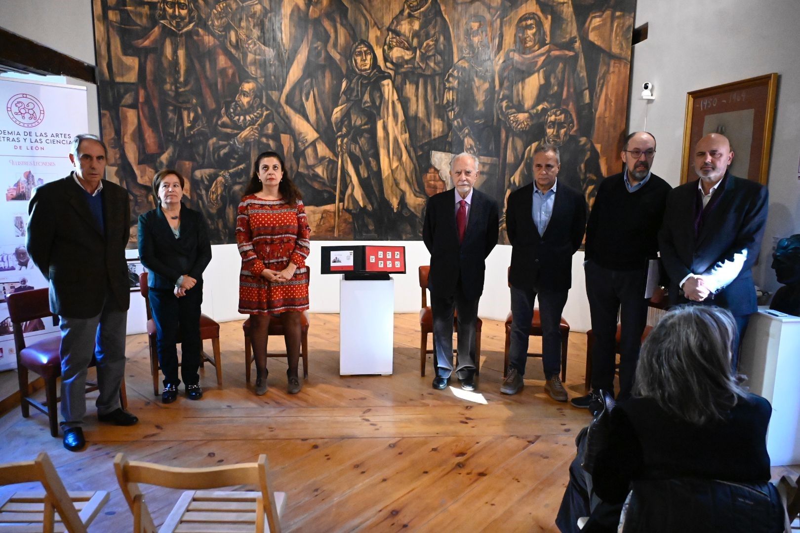 personas posando en un acto en botines